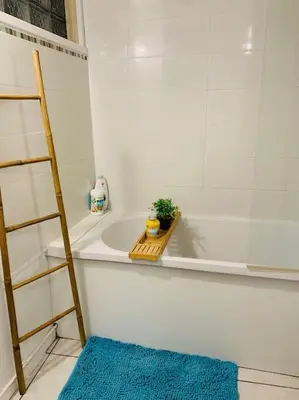 Salle de bains dans l'établissement cocooning modern design studio