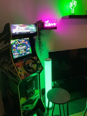 Salle de jeux dans l'établissement LES LOGES DU THEATRE Emplacement EXCEPTIONNEL et CHIC 160m2 MAISON PRIVÉ 14 personnes MAX tout équipé a 200m de l'AVENUE DE CHAMPAGNE et toutes commodités DEGUSTATION CHAMPAGNE OFFERTE jacuzzi sauna jeux velos