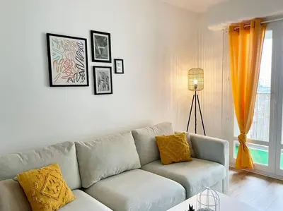Coin salon dans l'établissement L' escapade Rémoise - Beau 4 pièces refait à neuf