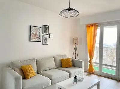 Coin salon dans l'établissement L' escapade Rémoise - Beau 4 pièces refait à neuf