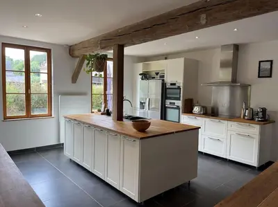 Cuisine ou kitchenette dans l'établissement Maison de vacances dans un village de charme
