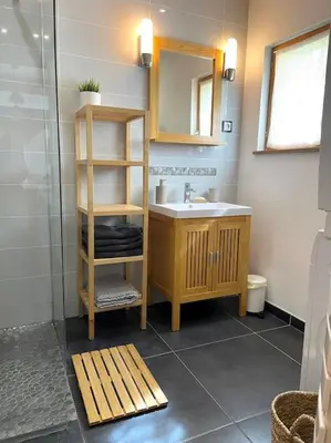 Salle de bains dans l'établissement Maison de vacances dans un village de charme