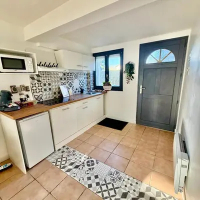 Cuisine ou kitchenette dans l'établissement Petit Nid Douillet avec parking privé
