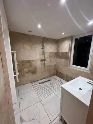 Salle de bains dans l'établissement L´ÉMERAUDE 1