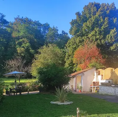 Jardin de l'établissement Aux Charmes de la Vallée