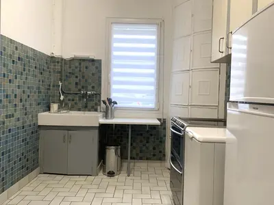 Cuisine ou kitchenette dans l'établissement Appartement proche basilique Saint Rémi