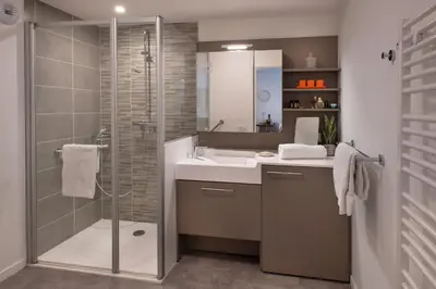 Salle de bains dans l'établissement Domitys La Clef des Arts