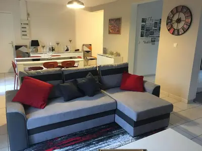 Coin salon dans l'établissement centre Pierrefonds superbe appartement + parking