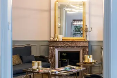 Coin salon dans l'établissement Suites Mana - La Perle des Isles , Superbe maison Art déco avec balnéothérapie