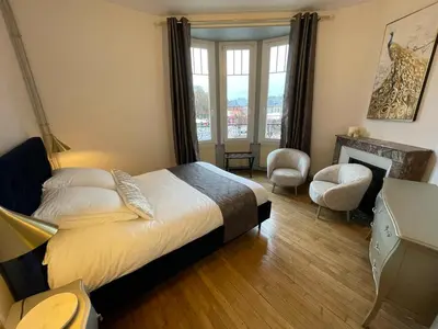 Un ou plusieurs lits dans un hébergement de l'établissement Suites Mana - La Perle des Isles , Superbe maison Art déco avec balnéothérapie
