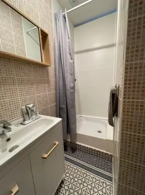 Salle de bains dans l'établissement Superbe T2 à 200m de la Place ducale