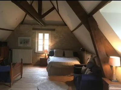 Un ou plusieurs lits dans un hébergement de l'établissement Maison cosy dans village historique