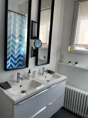 Salle de bains dans l'établissement Le cinquante-deux appartement de Charme