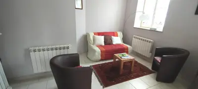 Coin salon dans l'établissement La Hulottière Chouette Gîte