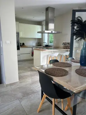 Cuisine ou kitchenette dans l'établissement Maison d architecte avec spa