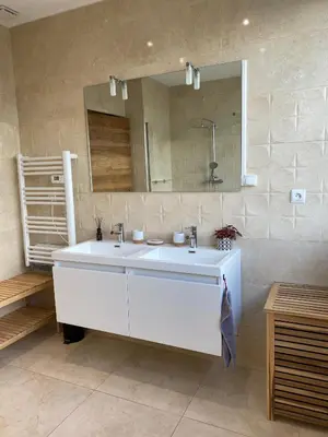 Salle de bains dans l'établissement Maison d architecte avec spa