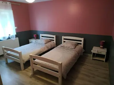 Un ou plusieurs lits dans un hébergement de l'établissement Maison indépendante avec 3 chambres