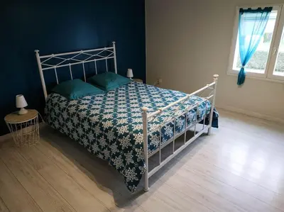 Un ou plusieurs lits dans un hébergement de l'établissement Maison indépendante avec 3 chambres