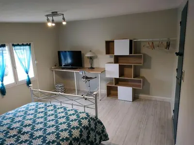 Télévision ou salle de divertissement dans l'établissement Maison indépendante avec 3 chambres