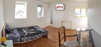 Coin salon dans l'établissement Le petit Château Avesnois - studio pour 1 personne - Cuisine Partagée
