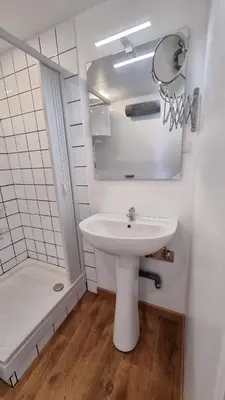 Salle de bains dans l'établissement Le petit Château Avesnois - Studio en rez-de-chaussée