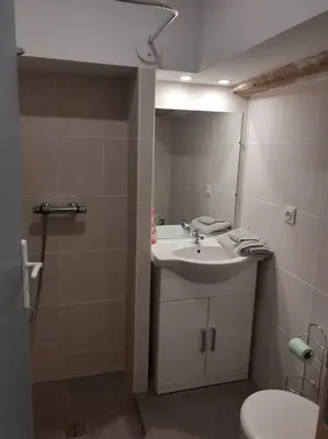 Salle de bains dans l'établissement studio atypique et reposant