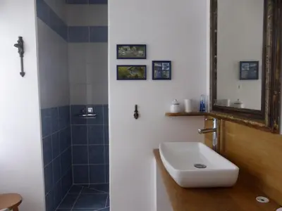 Salle de bains dans l'établissement Les Oiseaux de Passage