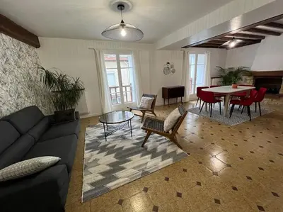 Coin salon dans l'établissement SPACIEUSE MAISON DE VILLE avec garage privé fermé