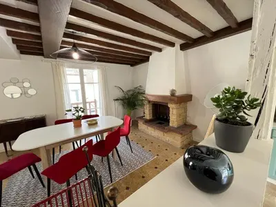 Coin salon dans l'établissement SPACIEUSE MAISON DE VILLE avec garage privé fermé