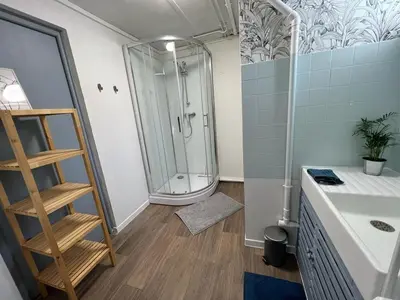 Salle de bains dans l'établissement SPACIEUSE MAISON DE VILLE avec garage privé fermé