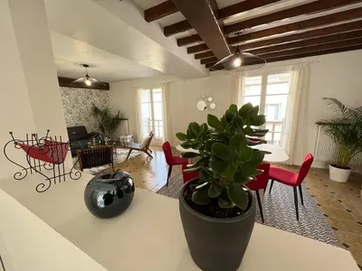 Coin salon dans l'établissement SPACIEUSE MAISON DE VILLE avec garage privé fermé