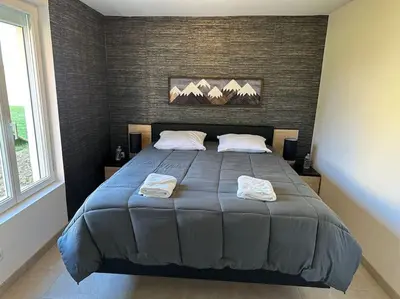 Un ou plusieurs lits dans un hébergement de l'établissement Gite 5 chambres, piscine intérieure, proche du Der