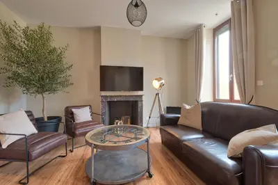 Télévision ou salle de divertissement dans l'établissement Appartement Complet Rez-de-chaussée