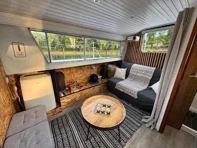Coin salon dans l'établissement Charmant bateau sur la Marne le VIKING