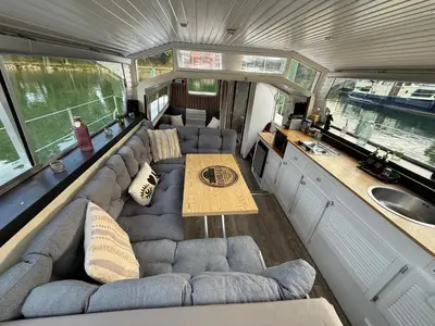 Coin salon dans l'établissement Charmant bateau sur la Marne le VIKING