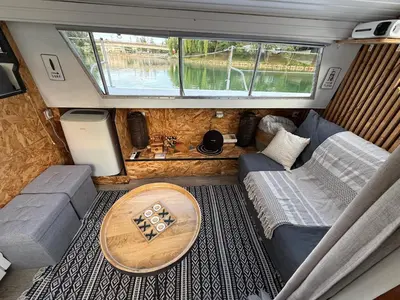 Coin salon dans l'établissement Charmant bateau sur la Marne le VIKING