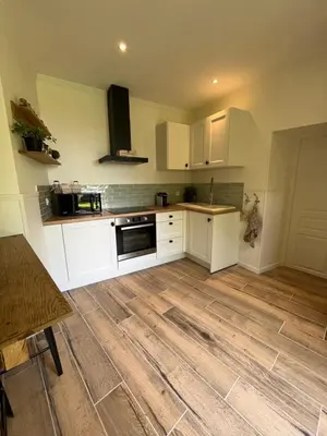 Cuisine ou kitchenette dans l'établissement La forge de la Tour - Gîte indépendant entièrement équipé