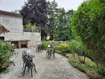 Jardin de l'établissement CHARME AU FIL DE L'EAU