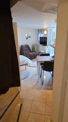 Télévision ou salle de divertissement dans l'établissement Super Studio meublé avec piscine partagée