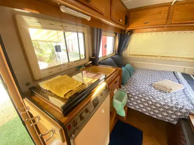 Un ou plusieurs lits dans un hébergement de l'établissement Camping-car vintage insolite