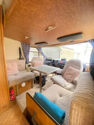 Coin salon dans l'établissement Camping-car vintage insolite