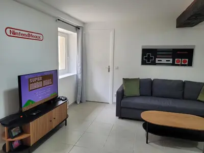 Télévision ou salle de divertissement dans l'établissement LevelUp Disneyland Family