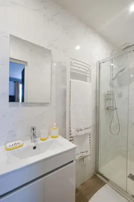 Salle de bains dans l'établissement Villa Forestière Studio Le Sophora