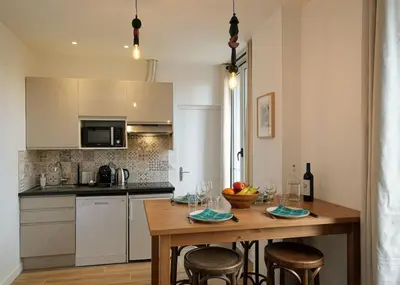 Cuisine ou kitchenette dans l'établissement Villa Forestière Appart. Le Paulownia